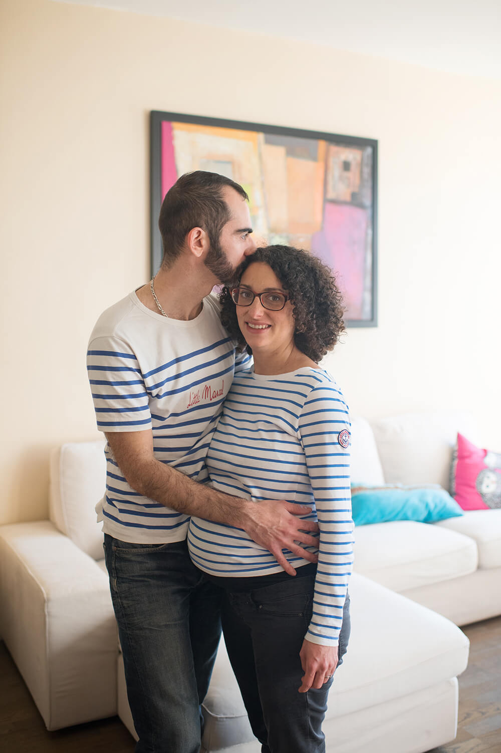 Jeune couple se serrant fort.