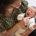 Vue du dessus. bébé dans les bras de sa maman.