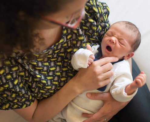 Vue du dessus. bébé dans les bras de sa maman.