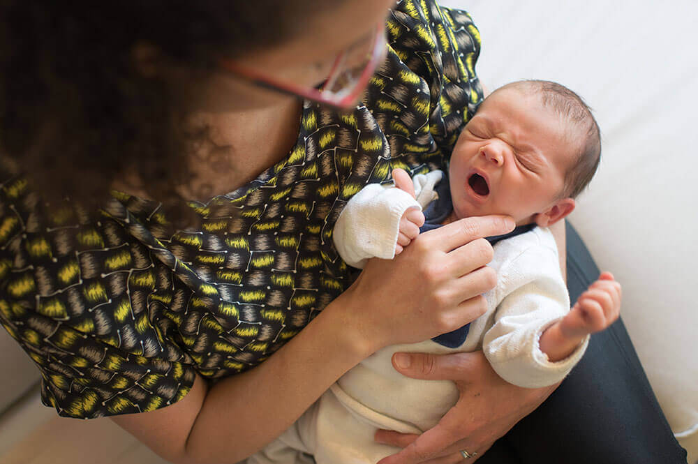 Vue du dessus. bébé dans les bras de sa maman.