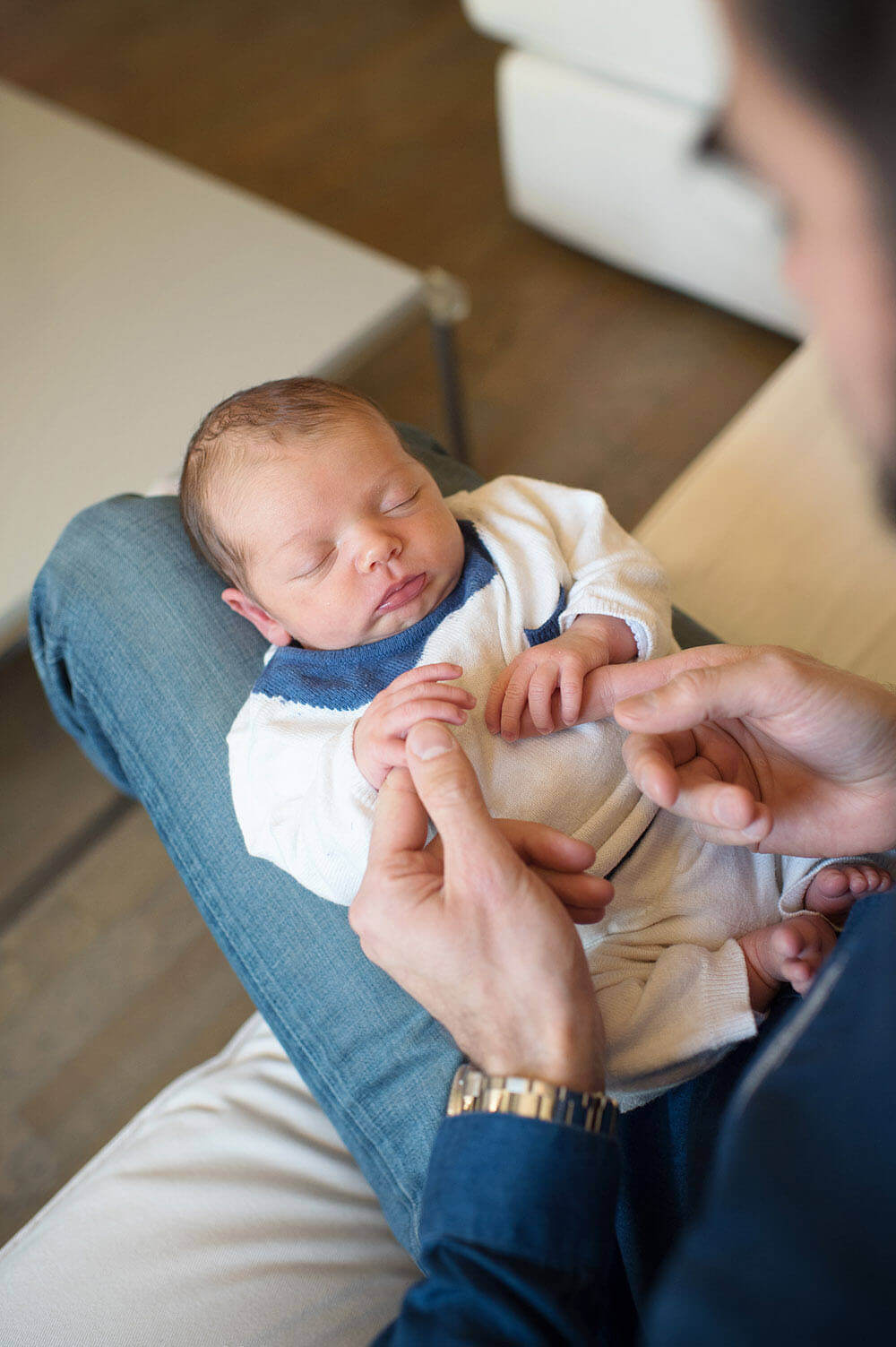 Papa entrain d'admirer son tout-petit.