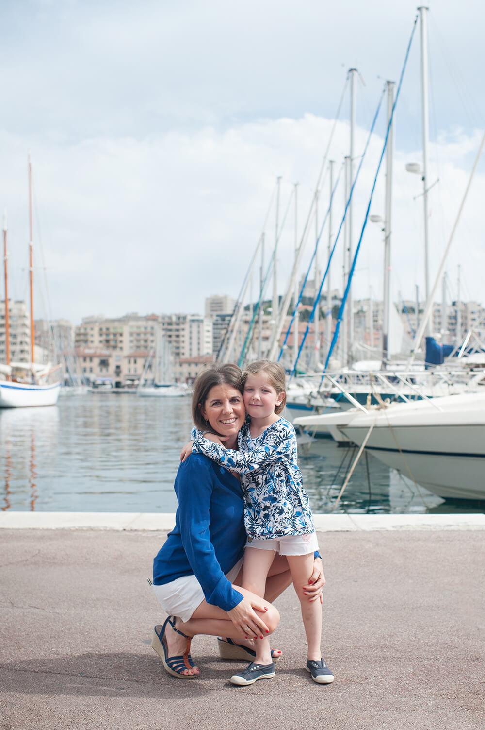 Photo avec sa maman devant les voiliers.