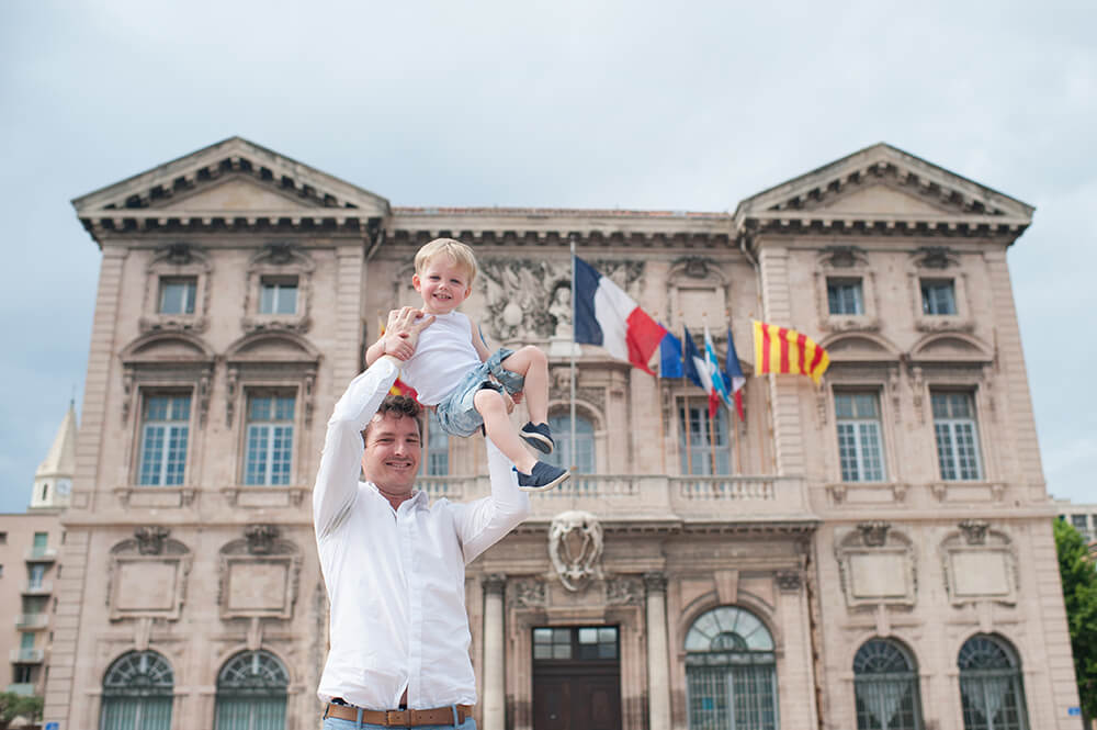 Séance photo devant la Mairie de Marseille.