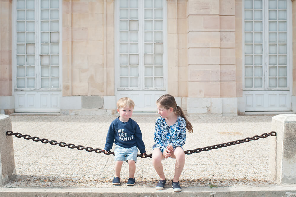 Portrait enfants jouant sur une chaine.