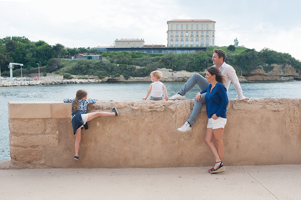 En famille devant le Pharo.