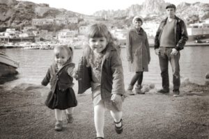 Photographe famille Pertuis Aix Marseille. Séance photo famille. En famille aux Goudes, Marseille.