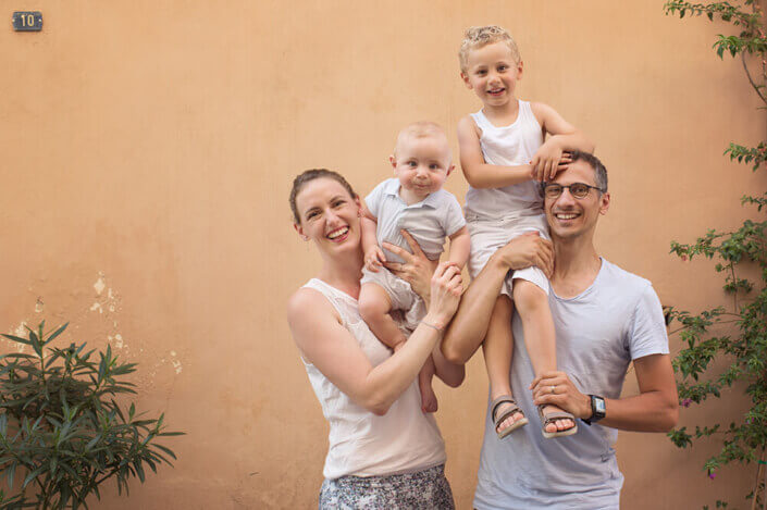Portrait de famille devant un mur coloré, Cassis.