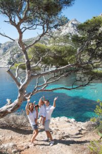 Portrait de famille dans la calanque de Sormiou à Marseille.