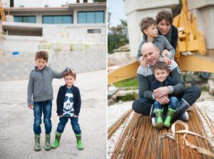 Séance photo famille. Portrait de famille devant la construction de la maison.