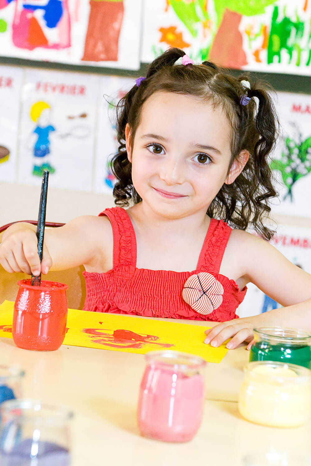 Portrait colorée, jeune enfant en maternelle.