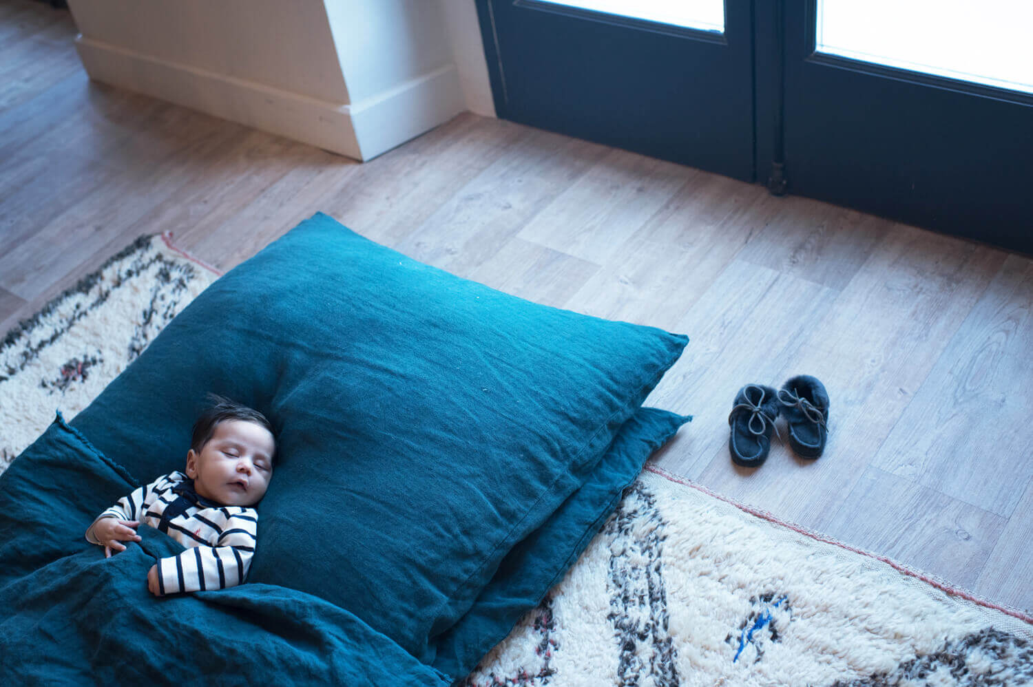 Un nouveau-né qui fait la sieste