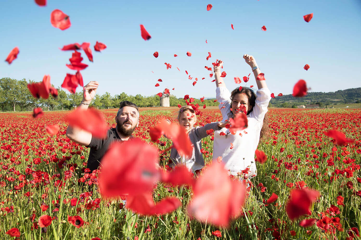 Photographe famille Pertuis Aix Marseille. Photo originale, envolée de coquelicots.